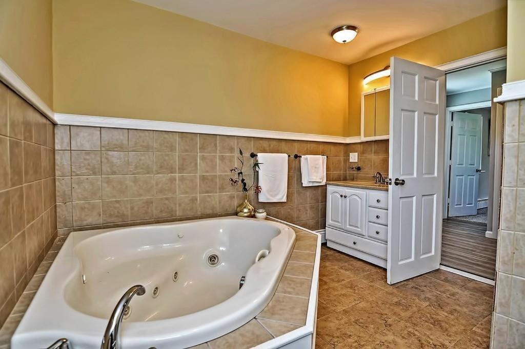 Charming Cottage Historic Falmouth Cape Cod Near Beach And Downtown 2Br 1Bath Deck Luaran gambar